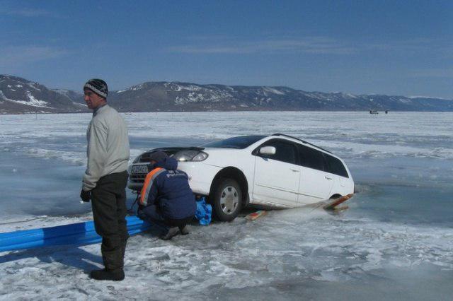 Застрявшие во льдах Байкала. Фотографии авто "любителей льда" от МЧС