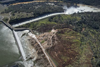 Из-за разрушения самой высокой в США плотины объявлена эвакуация