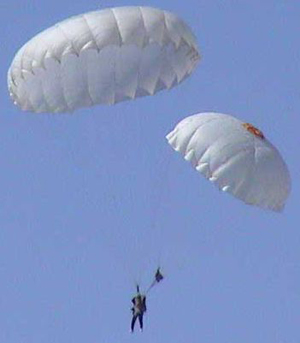 При прыжке с парашютом погиб военнослужащий