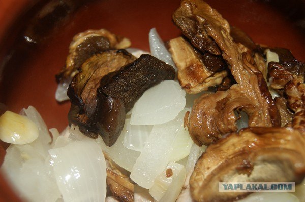Мяско с картофельными клецками и белыми грибами, В горшочках