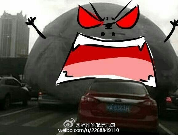 Гигантский надувной шар с изображением Луны прокатился по китайскому городу и стал мемом