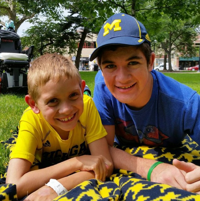 Юноша нес 178 километров своего младшего брата, который болен церебральным параличом