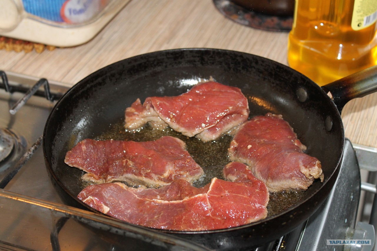 Готовка мяса на сковороде