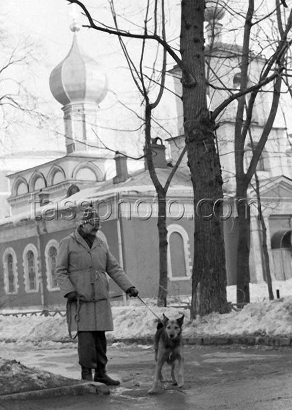 Юрий Яковлев на прогулке, 1988 год