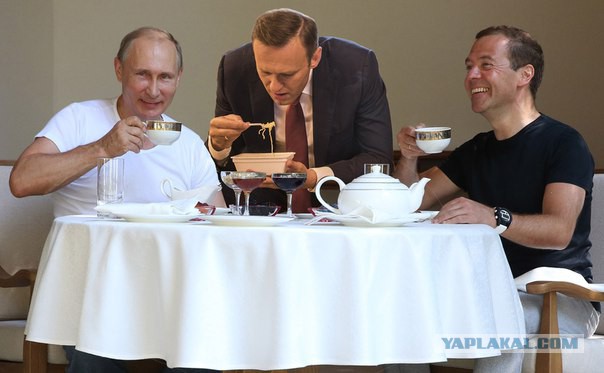 Фотошоп: А. Навальный и доширак