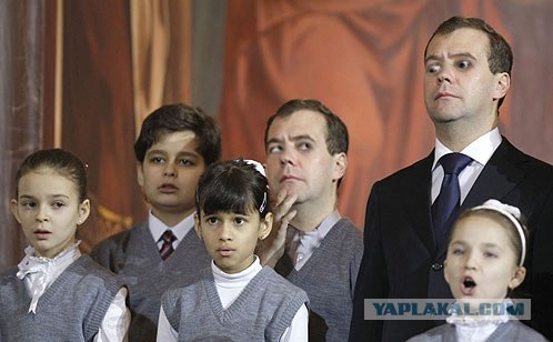 Чем занимается мальчик рядом с Президентом РФ?