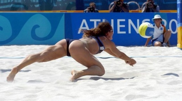 Увлекательные кадры с женского пляжного волейбола