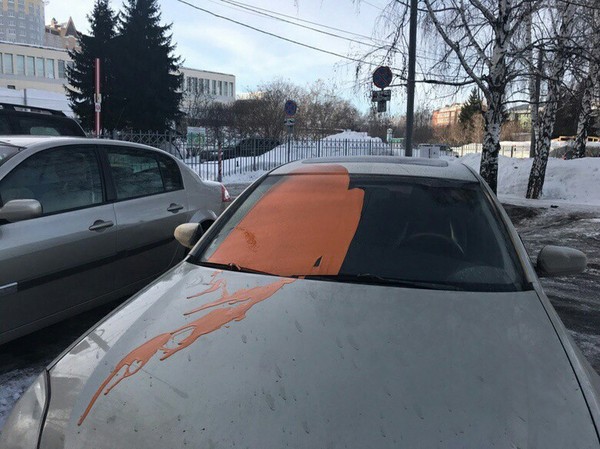 Членам штаба Навального в Томске запенили двери и повредили автомобили