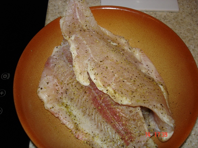 Рецепт: Рыба под соусом из ежевики