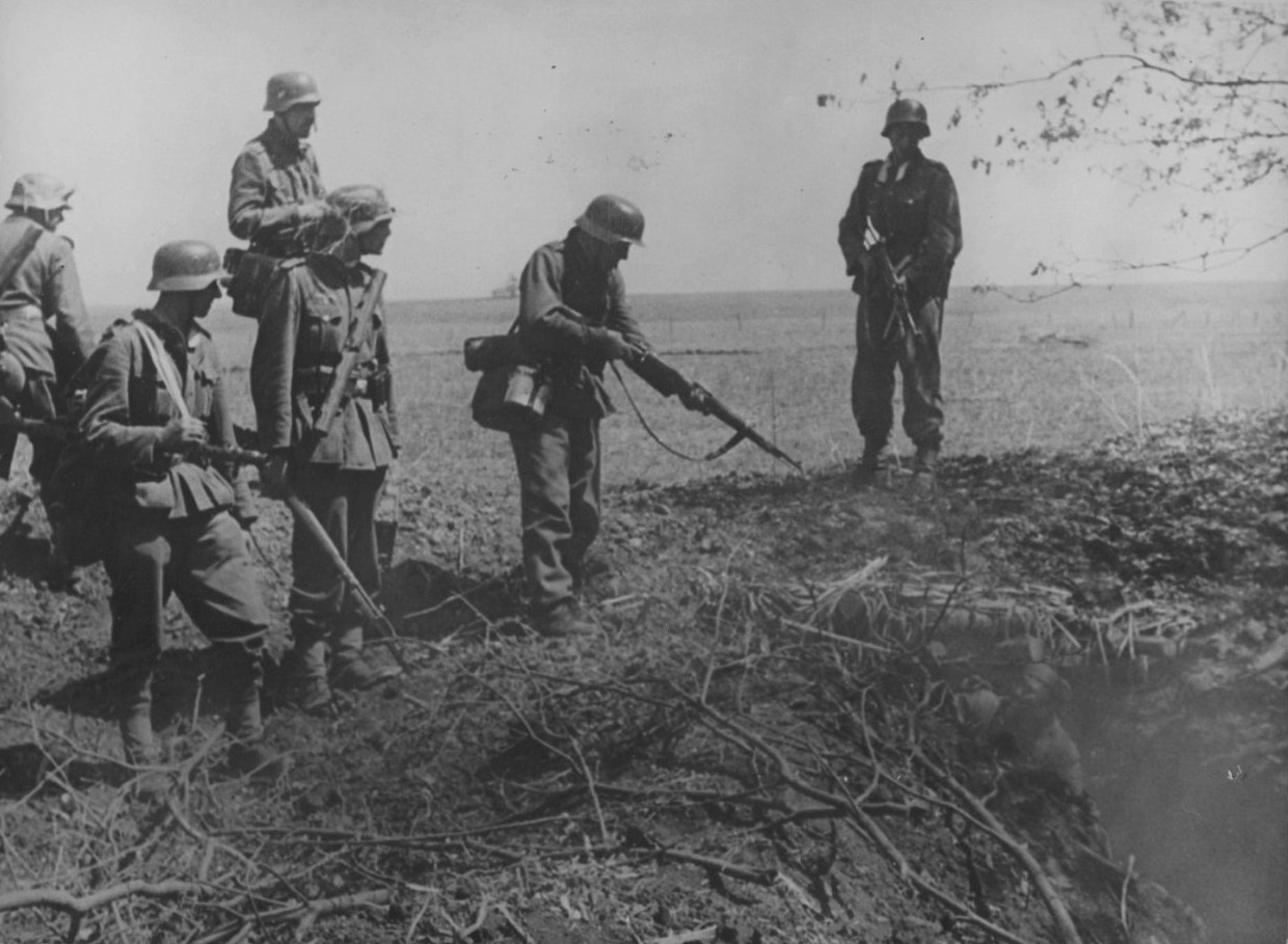 Солдаты вермахта 1941 год расстреливают красноармейцев
