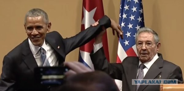 Кастро опозорил Обаму, оттолкнув и схватив его, как преступника