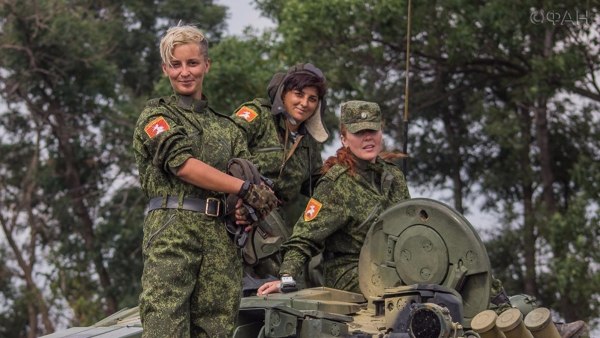 ДНР - женский экипаж танка Т-72 на учениях