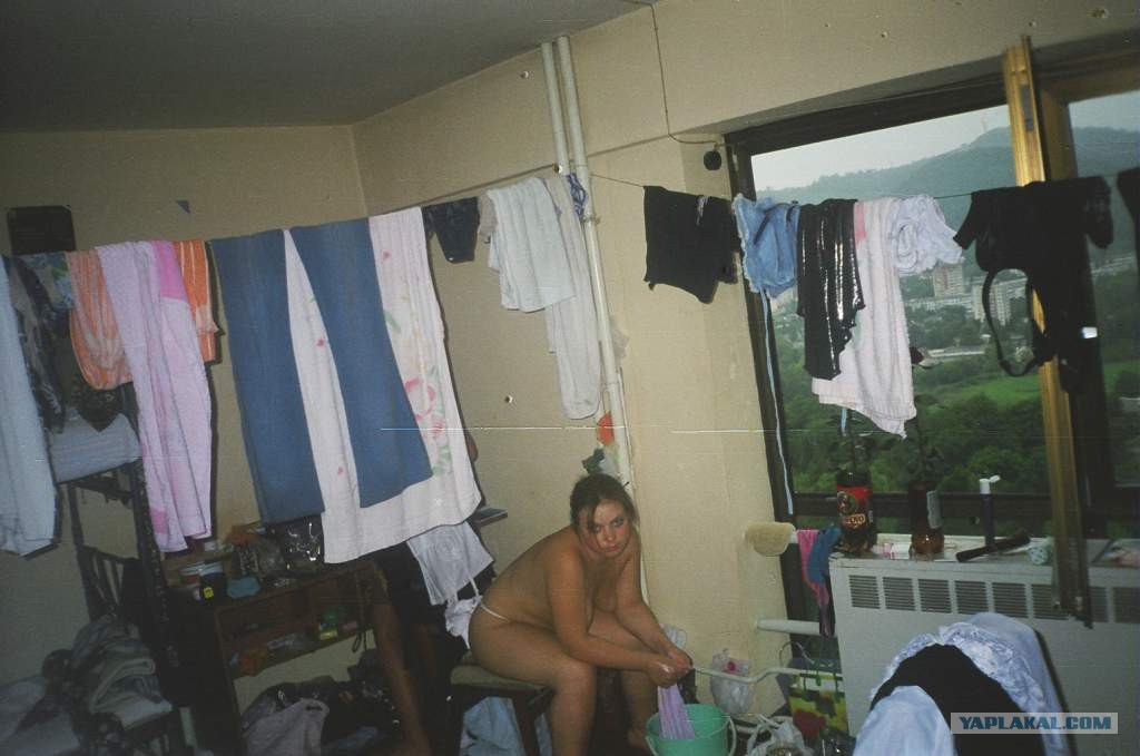 Голая девушка в подъезде женского общежития