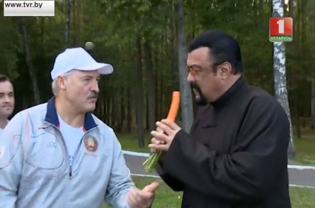 Лукашенко угостил Стивена Сигала морковкой