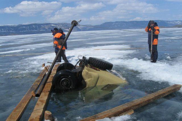 Застрявшие во льдах Байкала. Фотографии авто "любителей льда" от МЧС