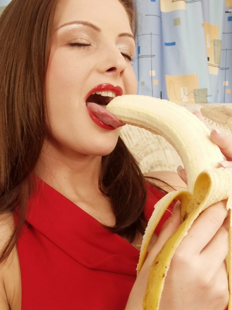 Засунула глубоко в рот банан и откусила его 