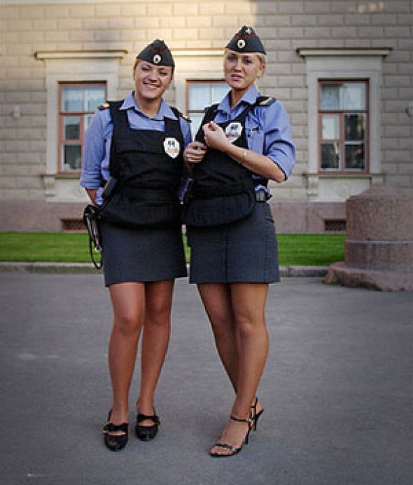 Большие сиськи в униформе полицейского. Сексуальная девушка в очках 