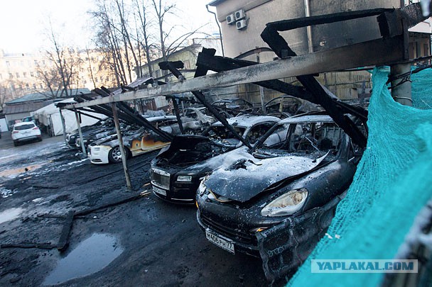 12 элитных иномарок сгорело на парковке в Москве