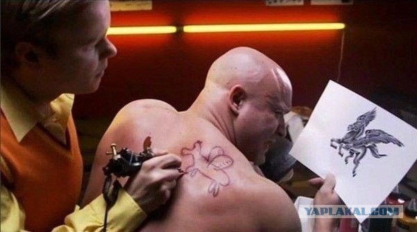 Политики демонстрируют свои татуировки