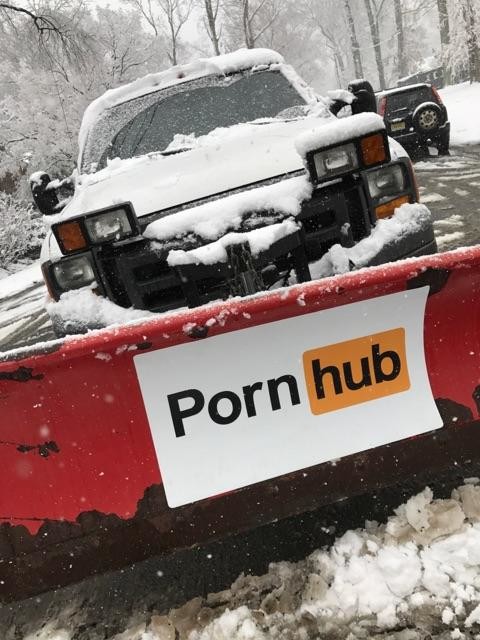 Pornhub нанял технику для уборки снега в США