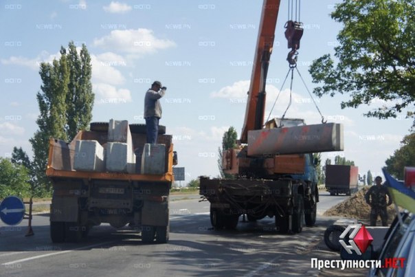 Грузовик врезается в барьеры не поддающиеся