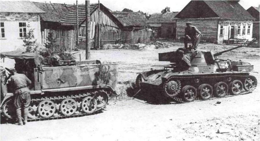 Ремонтники осматривают танки Pz