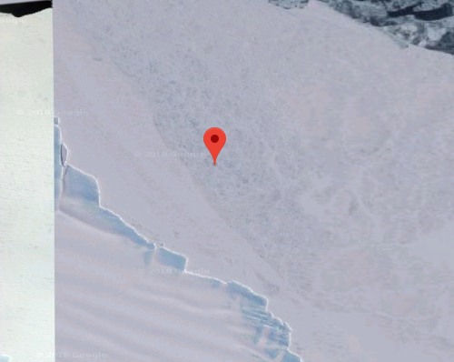 В Антарктиде из-под ледяного покрова показалось что-то странное