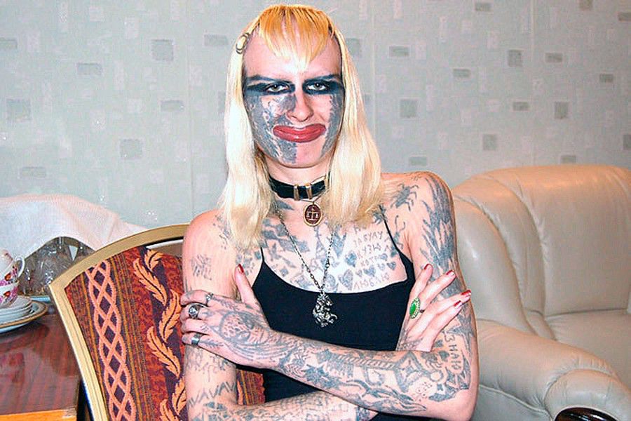 Парень жахает русскую девицу с татуированной ногой после отсоса