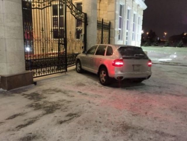 В Астане пьяный полицейский на Porsche Cayenne врезался в резиденцию Назарбаева