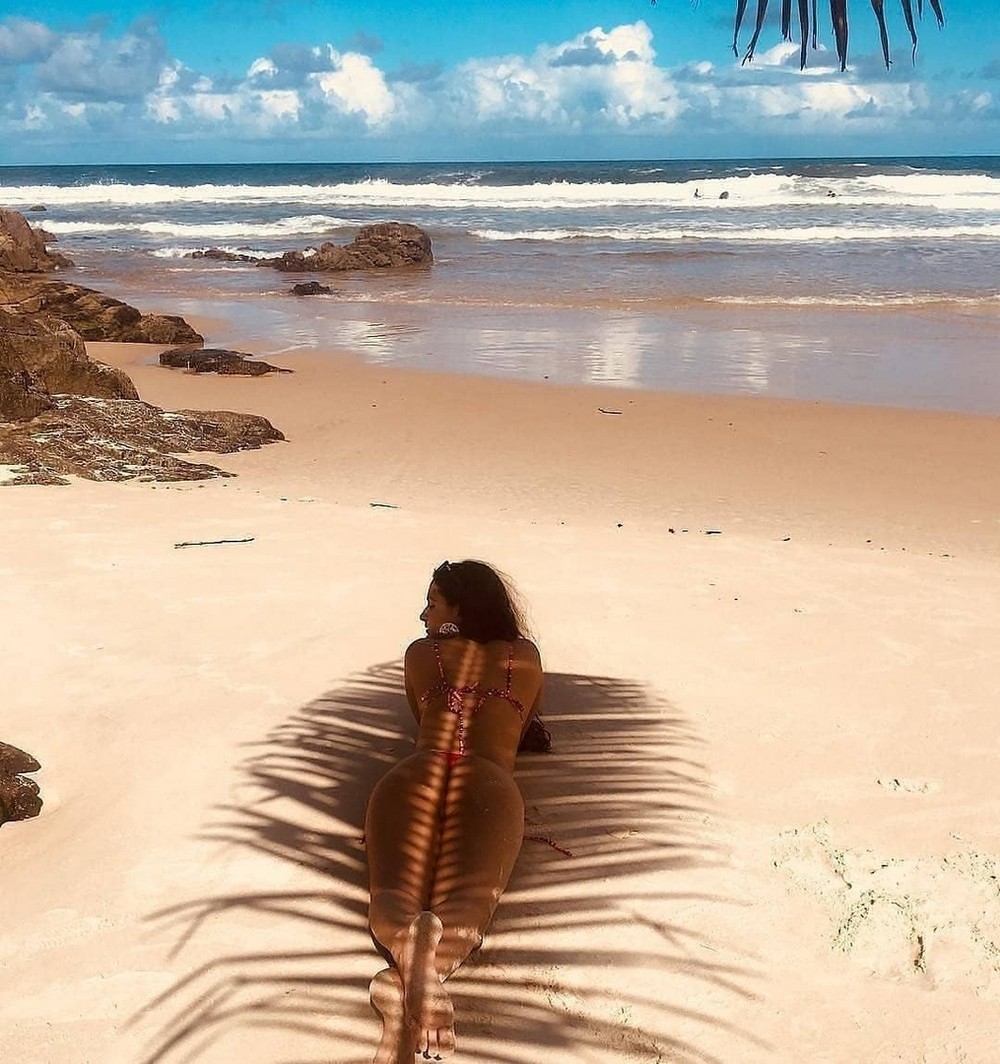 Раздетая девушка среди пальм - картинки