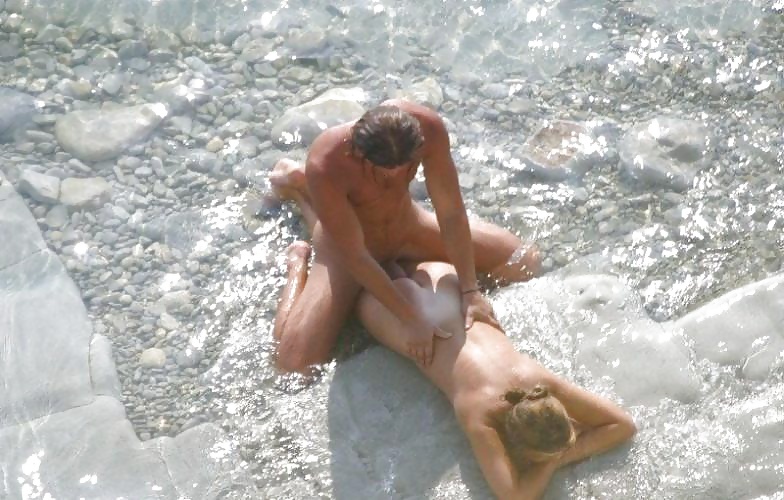 Молодой извращенец подсматривает на нудийском пляже за голыми отдыхающими туристками