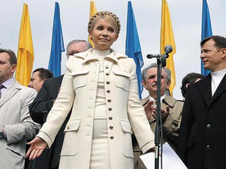 Жители Луганска "повесили" Юлию Тимошенко