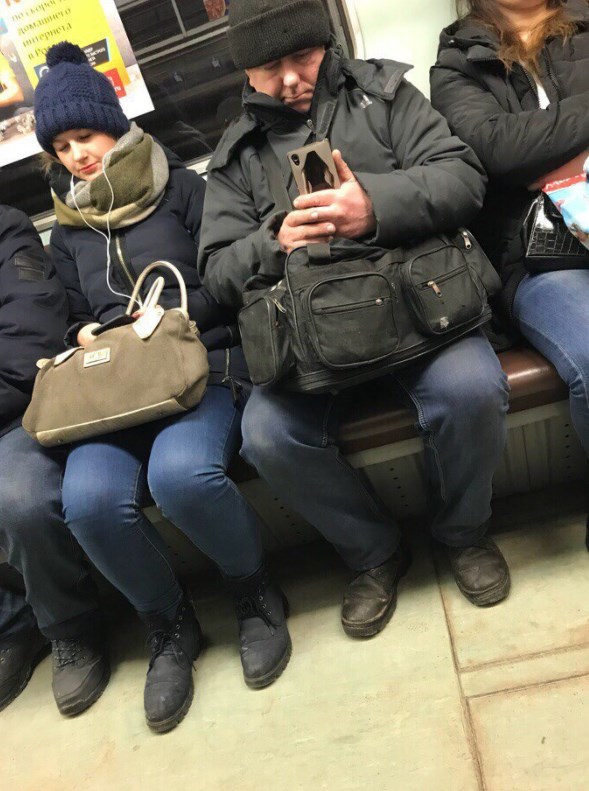 Как Вы думаете, чем занимается этот серьезный мужчина в метро...