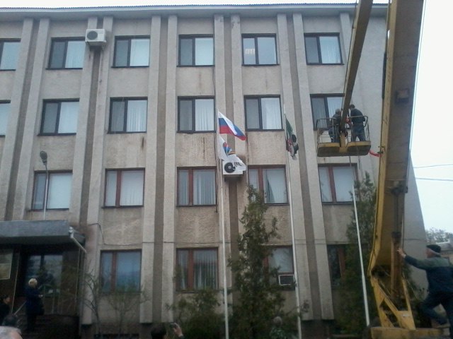 Над Ровеньками водрузили флаг России!
