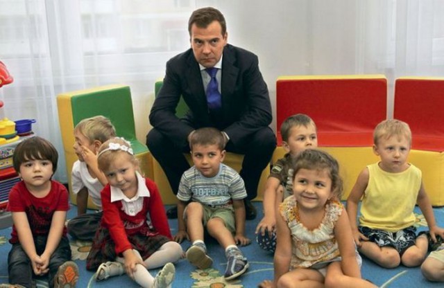 Медведевский призыв: Мутко дом построит, Голодец научит в футбол играть