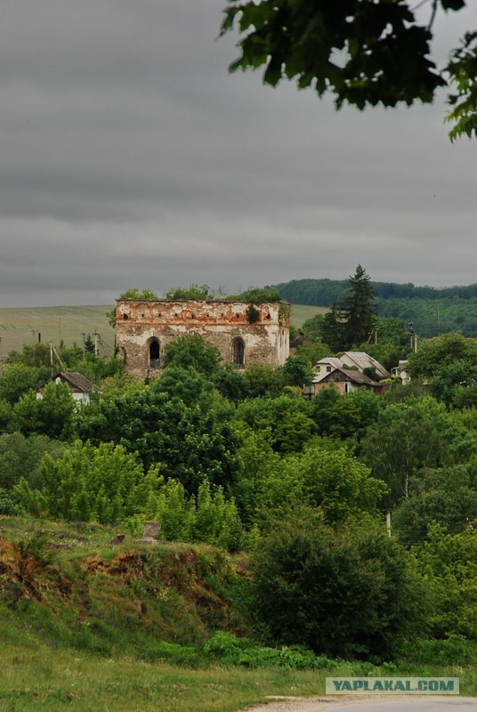 Заброшенная синагога 1532 года и старое кладбище.