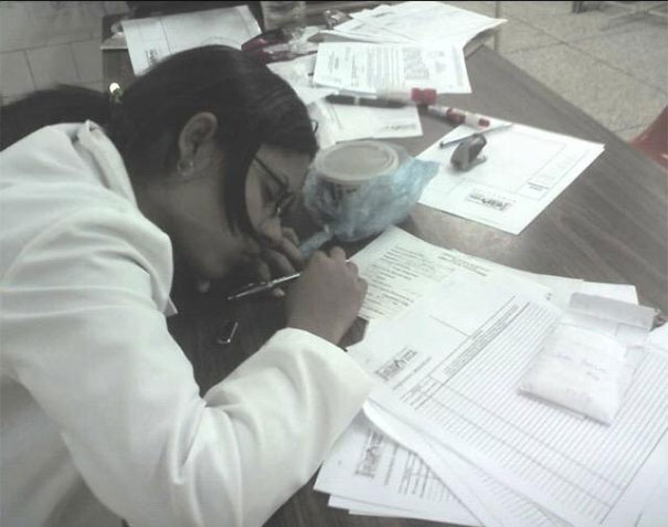 #ЯТожеПрилег: флешмоб врачей в поддержку уснувшего