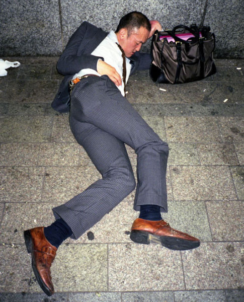 Пьяные японские бизнесмены в общественных местах