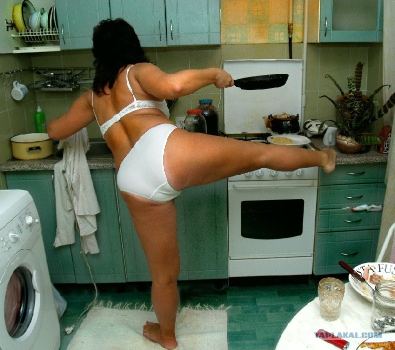 Русская тётка обнажается на кухне
