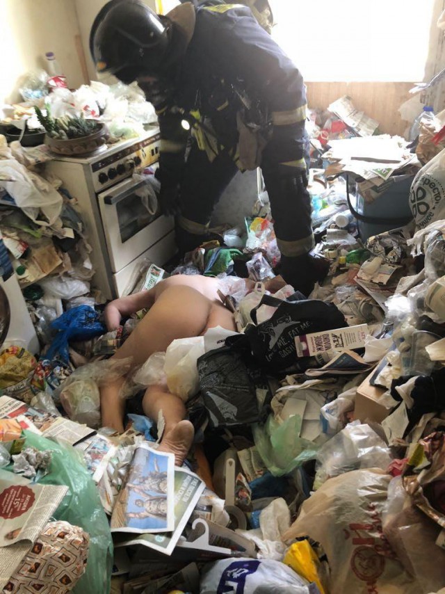 В Москве женщину спасли из-под завалов мусора в ее квартире