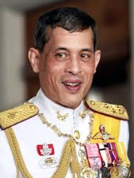 Принц Таиланда прибыл в Мюнхен с белым пуделем, в сандалиях и топике.