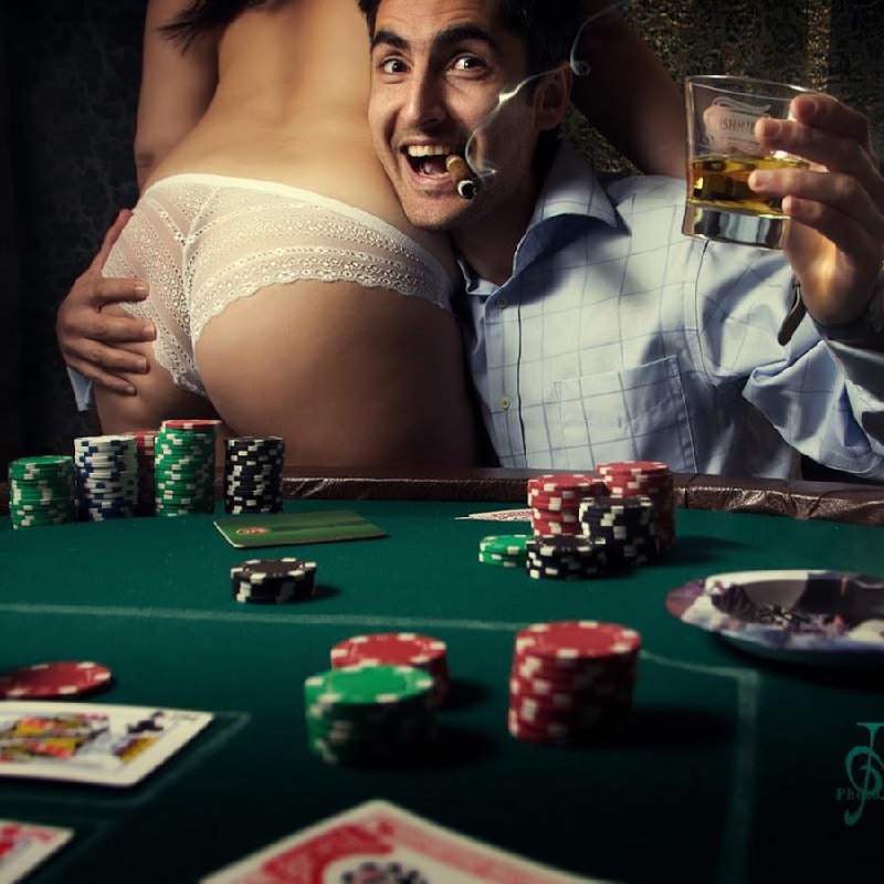 Сексуальная брюнетка потрахалась на покерном столе с компанией мужиков