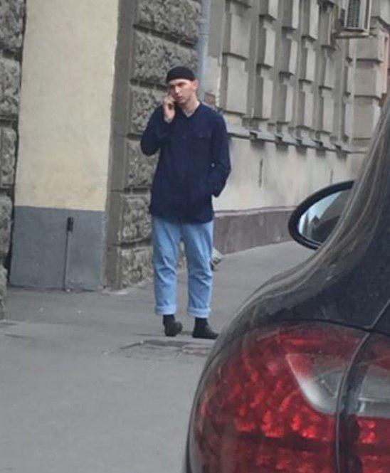 В Москве совершено нападение на сотрудника полиции. Неизвестный нанёс семь ножевых ранений и скрылся. Сейчас его ищут