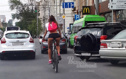 Велосипедистка спровоцировала пробку в Ростове-на-Дону