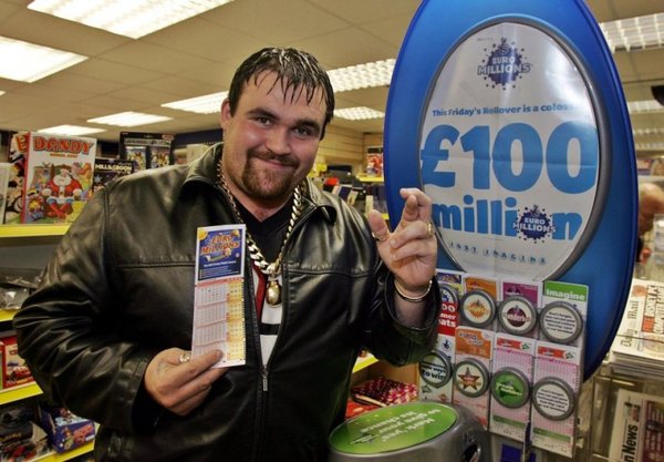 Победитель лотереи быстро спустил все 10 миллионов фунтов
