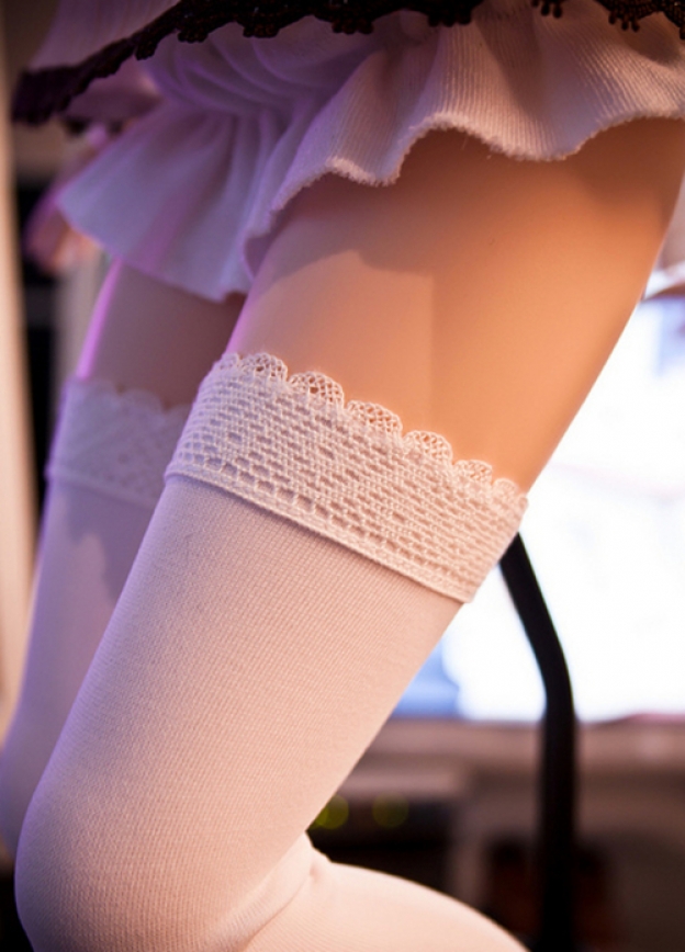 Девушка в мини-юбке показала ноги в белых чулках