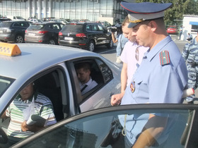 В Приморье трудовым мигрантам запретили водить такси и общественный транспорт