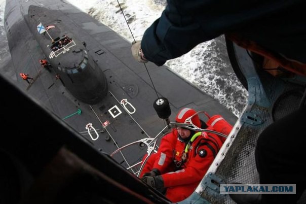 Атомный подводный ракетоносный крейсер "Воронеж" пришел на помощь катеру во время шторма