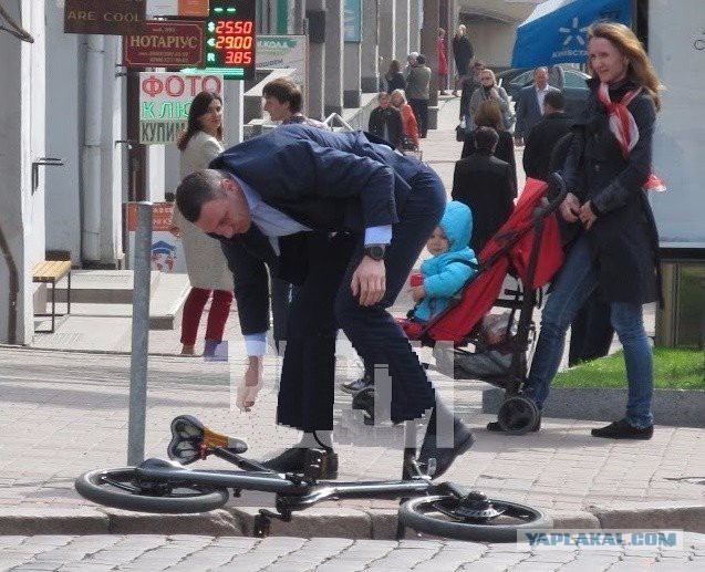 Кличко приехал на инаугурацию Зеленского на велосипеде