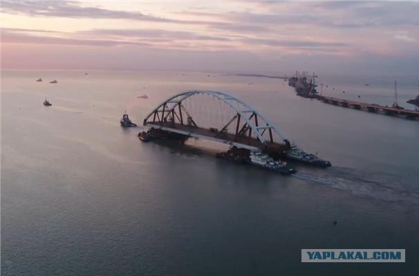 Началась установка автодорожной арки Керченского моста